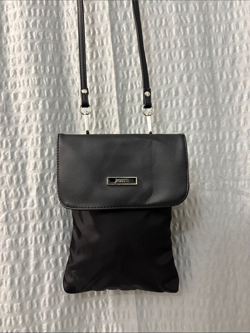 NEW No Tags 🔥 Roots Black Crossbody Pouch with Silver Logo Plaque